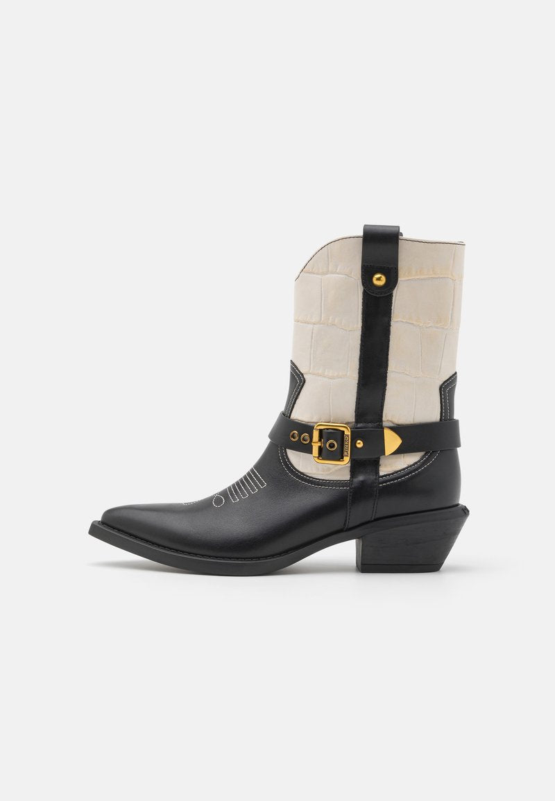 Schwarze Leder-Cowboy-Stiefel mit oberem Teil in weißem Krokodilleder-Optik, goldfarbener Schnallenakzent, spitzer Zehenform und niedrigem, gestapeltem Absatz.