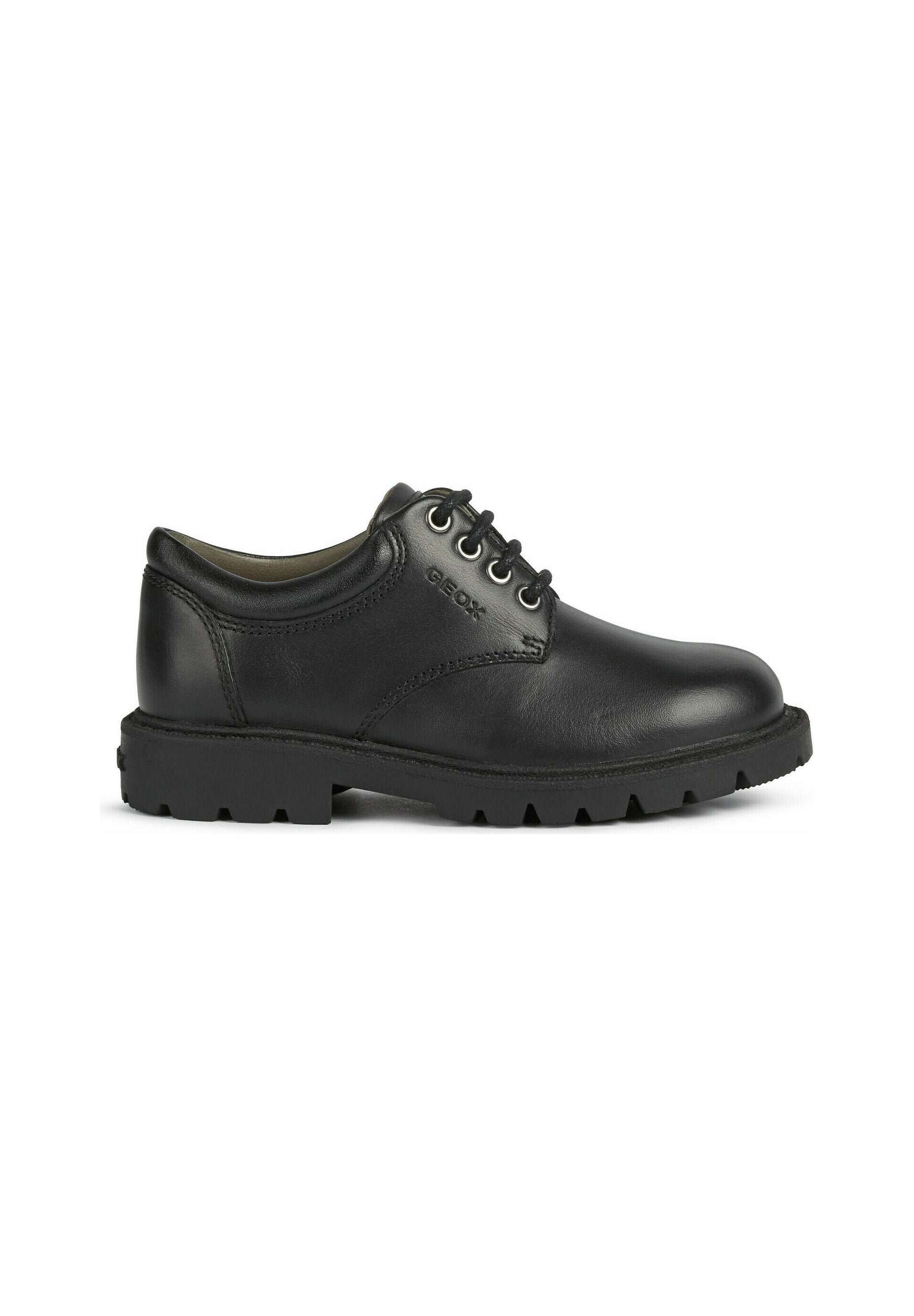 Schwarze Leder-Schnürschuhe mit runder Zehenpartie, dicke schwarze Gummisohle mit robustem Profil und dezentem Branding an der Seite.