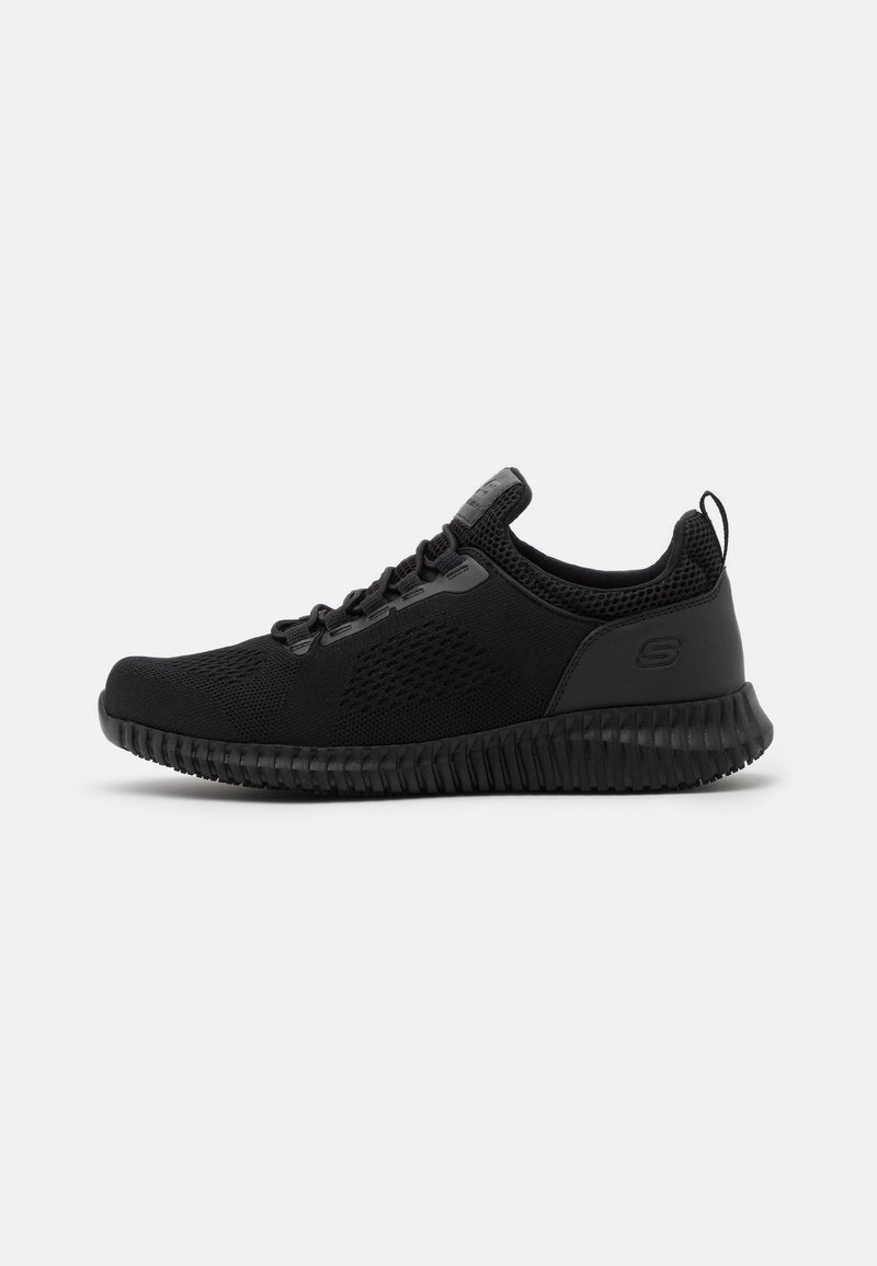 Schwarzer Sportschuh mit einem atmungsaktiven Mesh-Obermaterial, strukturiertem Gummisohle, Schnürdesign und einer Zuglasche an der Ferse für einfaches Anziehen.
