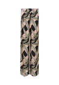 Palazzo-Hosen mit einem schwarzen Grund und einem auffälligen Blattmuster in Grün, Beige und Rot, mit einem elastischen Bund für zusätzlichen Komfort.