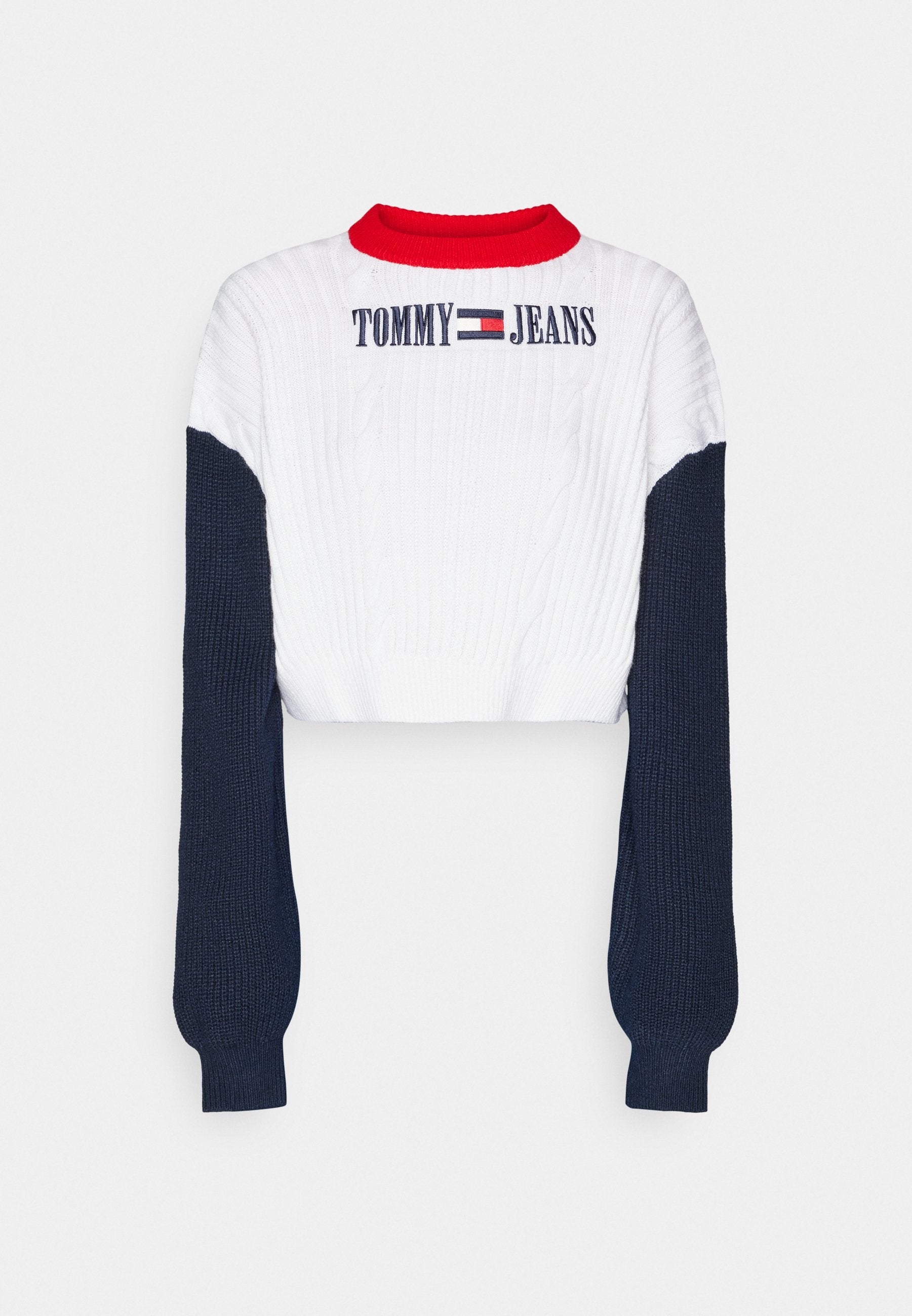 Gekürzter Pullover mit rohem Rippkragen, weißem Zopfmusterkörper und marineblauen Ärmeln. Mit gesticktem "TOMMY JEANS"-Logo.