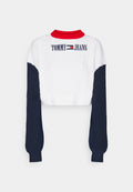 Gekürzter Pullover mit rohem Rippkragen, weißem Zopfmusterkörper und marineblauen Ärmeln. Mit gesticktem "TOMMY JEANS"-Logo.