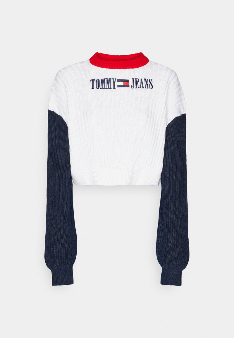 Gekürzter Pullover mit rohem Rippkragen, weißem Zopfmusterkörper und marineblauen Ärmeln. Mit gesticktem "TOMMY JEANS"-Logo.