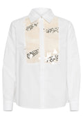 Weißes Button-Up-Hemd mit langen Ärmeln, das in der Mitte ein großes Paillettenpanel in Beige mit silbernen Akzenten aufweist.
