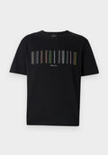 Schwarzes T-Shirt mit kurzen Ärmeln, das farbenfrohe vertikale Streifen über der Brust und ein kleines Logo am unteren Rand aufweist. Aus weichem Baumwollmaterial.