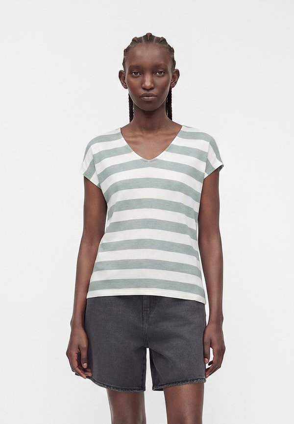 ONLY ONLLIRA LIFE V NECK - Print T-shirt - chinois green/cloud dancer