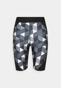 Schwarz-weiße gemusterte Shorts mit geometrischen Formen und Streifen, ausgestattet mit einem einfarbigen schwarzen Bund mit geprägtem Branding.