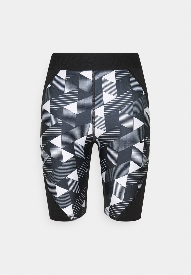 Schwarz-weiße gemusterte Shorts mit geometrischen Formen und Streifen, ausgestattet mit einem einfarbigen schwarzen Bund mit geprägtem Branding.