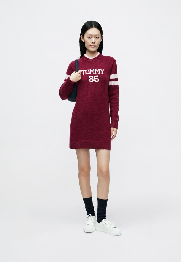 Tommy Jeans INTARSIA LOGO V-NECK MIDI JUMPER DRESS