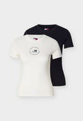 Weißes enganliegendes Kurzarm-T-Shirt mit rundem Tommy Jeans Logo auf der Brust, über einem schlichten schwarzen enganliegenden Kurzarm-T-Shirt getragen.