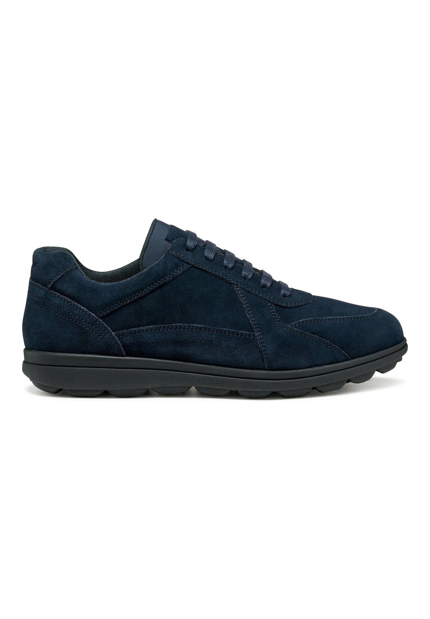 Marineblaue Wildleder-Sneaker mit einem Low-Top-Design, ausgestattet mit einer runden Zehenform, sechs Ösen und einer strukturierten Gummisohle für besseren Grip.