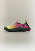 Leichter Salomon Trail-Schuh zum Hineinschlüpfen mit Farbverlauf von Pink zu Gelb im Mesh-Obermaterial und schwarzer Sohle, seitlich dargestellt.