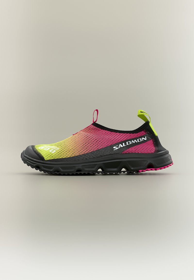 Leichter Salomon Trail-Schuh zum Hineinschlüpfen mit Farbverlauf von Pink zu Gelb im Mesh-Obermaterial und schwarzer Sohle, seitlich dargestellt.