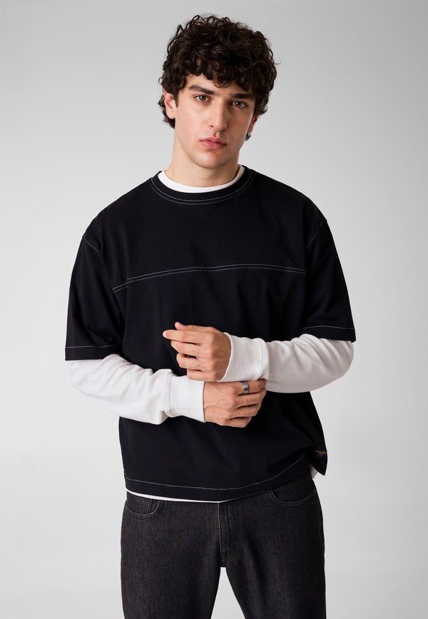 Guess BOXY FIT HEMD - Basic T-shirt - schwarz