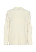 Cremfarbener Pullover aus weichem, flauschigem Material. Verfügbar mit rundem Hals, langen Ärmeln und gerippten Bündchen sowie Saum für zusätzliche Struktur.