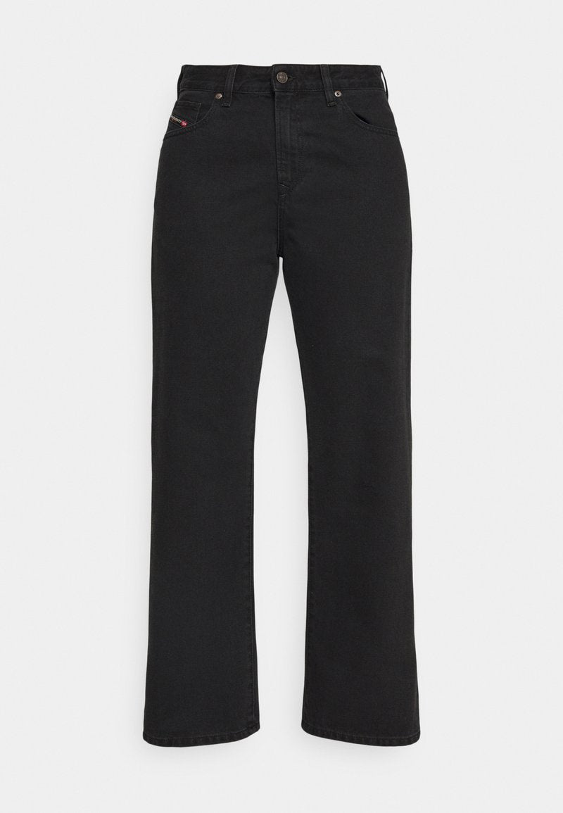 Schwarze gerade Jeans mit fünf Taschen, Knopf- und Reißverschluss sowie einem kleinen Markenlabel auf der vorderen rechten Tasche.