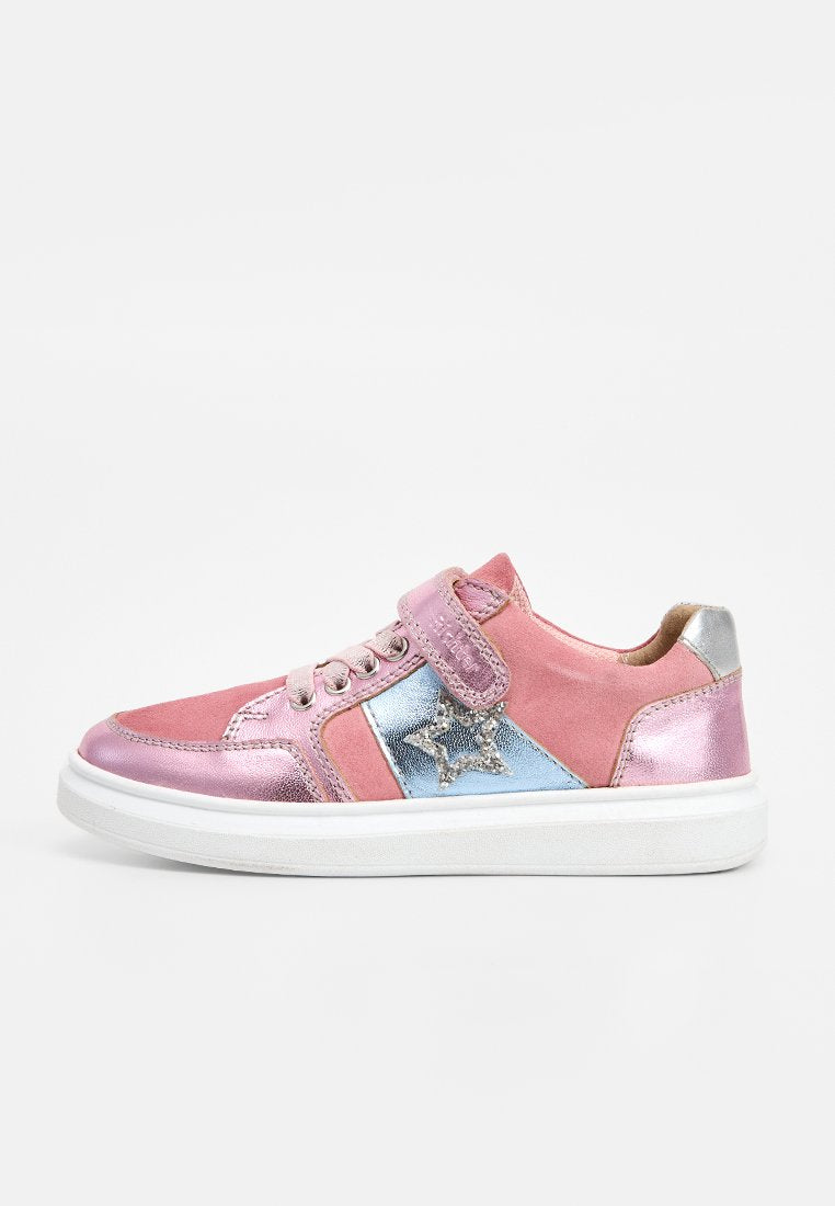 Kinder-Sneaker in Pink mit metallisch violetten und blauen Einsätzen, einer glitzernden Stern-Dekoration, Klettverschluss, Schnürsenkeln und weißer Sohle.