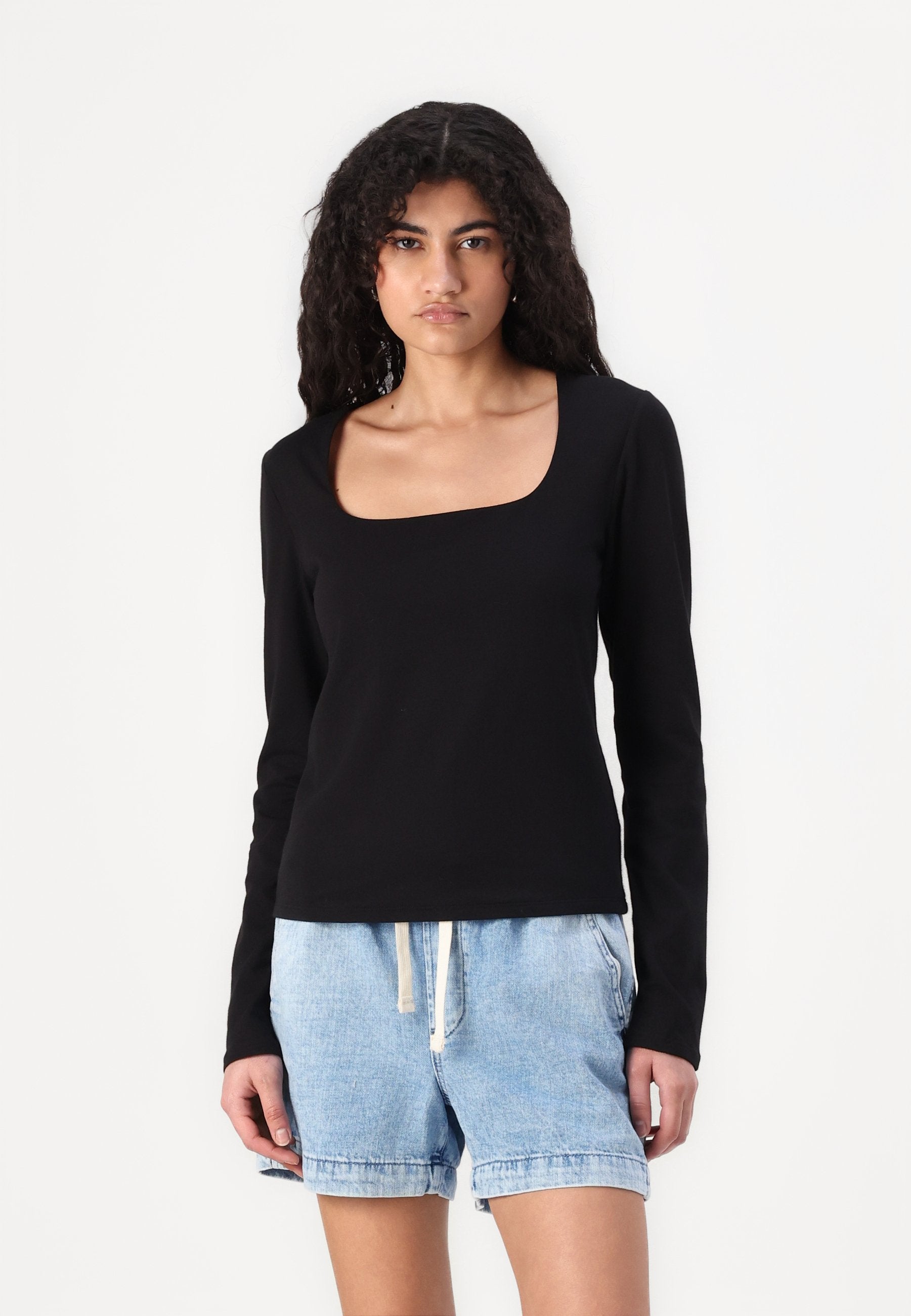 GAP PORTRAIT NECK