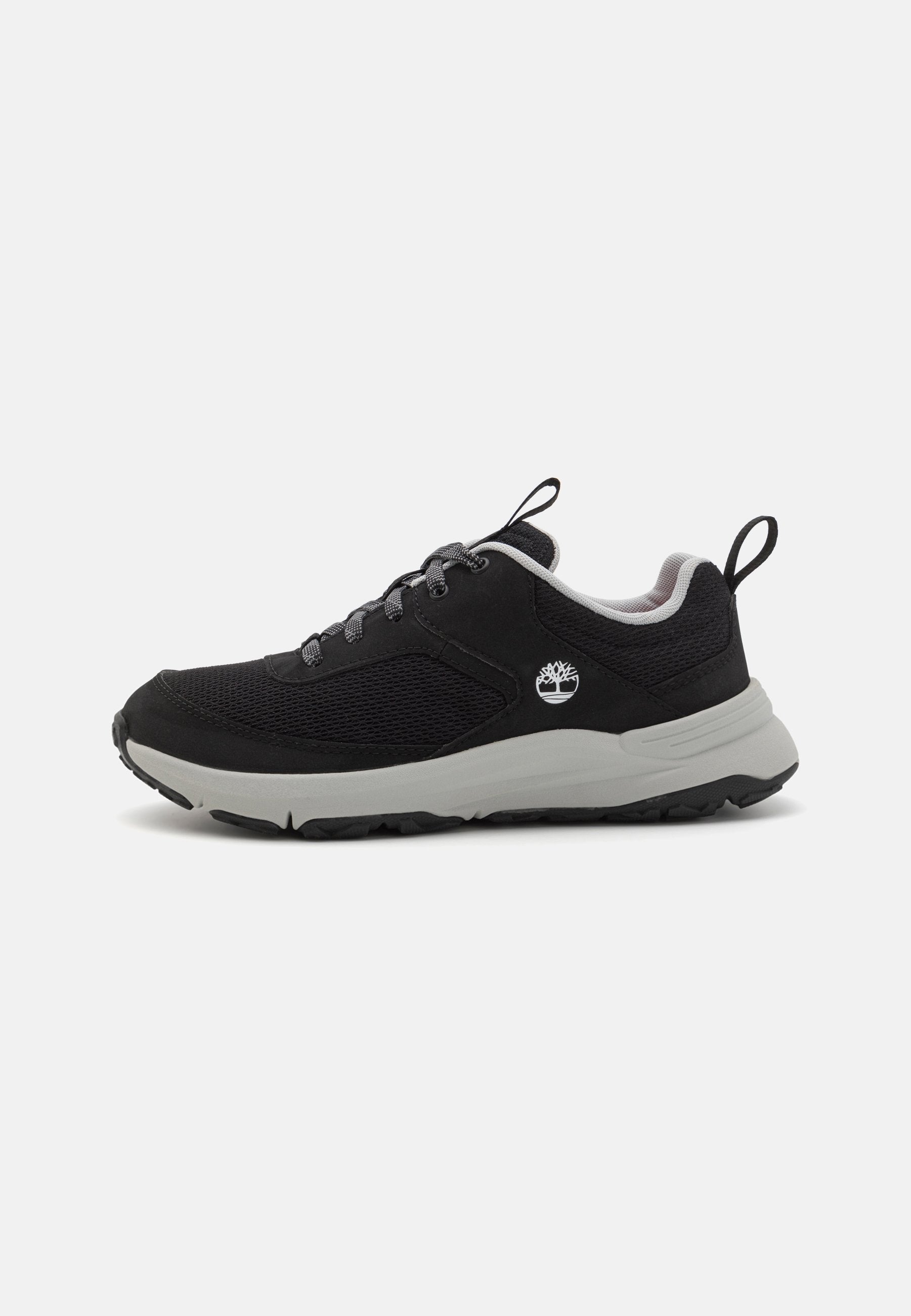 Schwarzer Sportschuh mit einem Obermaterial aus Mesh und Synthetik, grauen Akzenten und einer gepolsterten grauen Sohle. Verfügt über flache Schnürsenkel und ein Logo an der Seite.