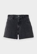Hoch taillierte schwarze Denim-Shorts mit ausgefranstem Saum, Fünf-Taschen-Design, Metallknopfverschluss und subtilen Kontrastnähten.