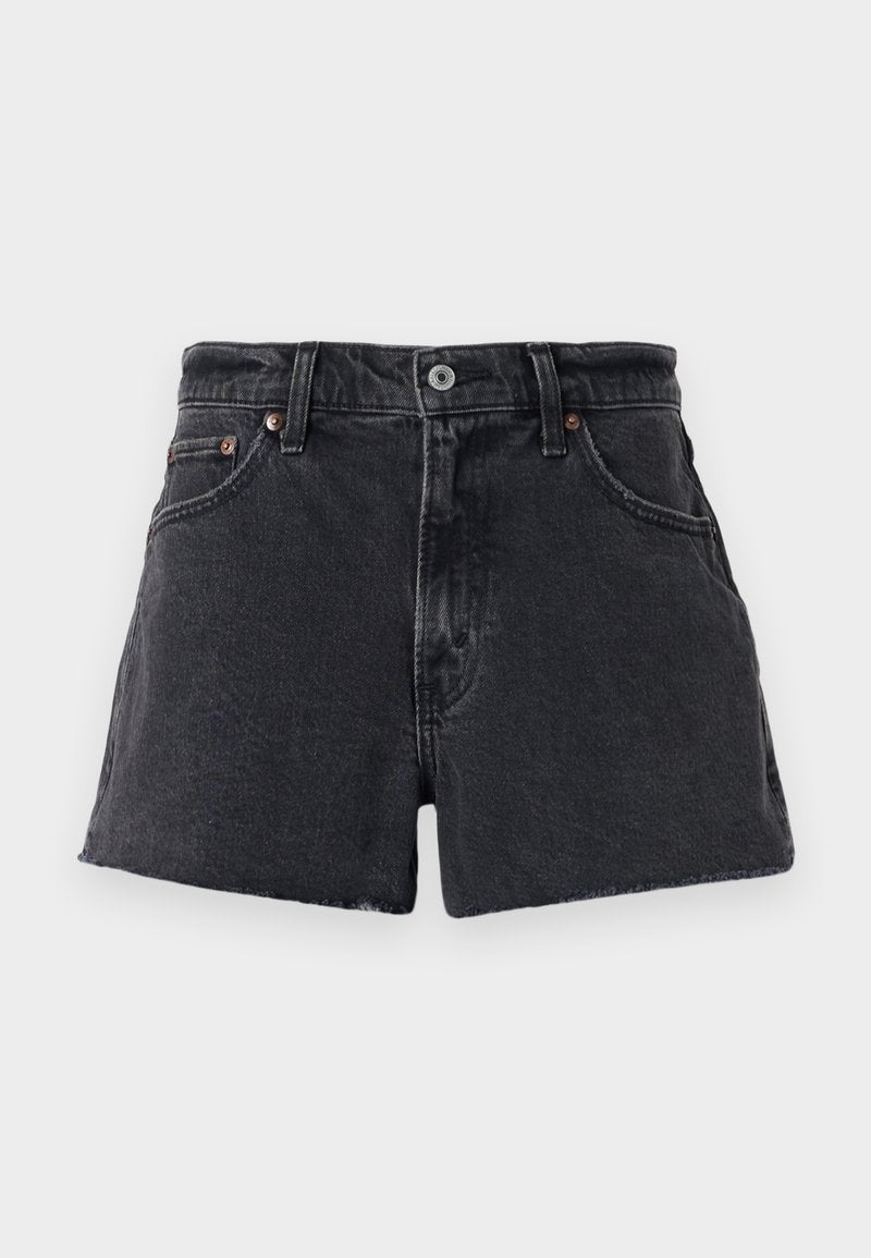 Hoch taillierte schwarze Denim-Shorts mit ausgefranstem Saum, Fünf-Taschen-Design, Metallknopfverschluss und subtilen Kontrastnähten.