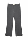 Graue, aus strukturiertem Stoff gefertigte, weit geschnittene Hose mit einem elastischen Bund und ohne sichtbare Taschen. Sauberes Design mit einem dezenten Streifenmuster.