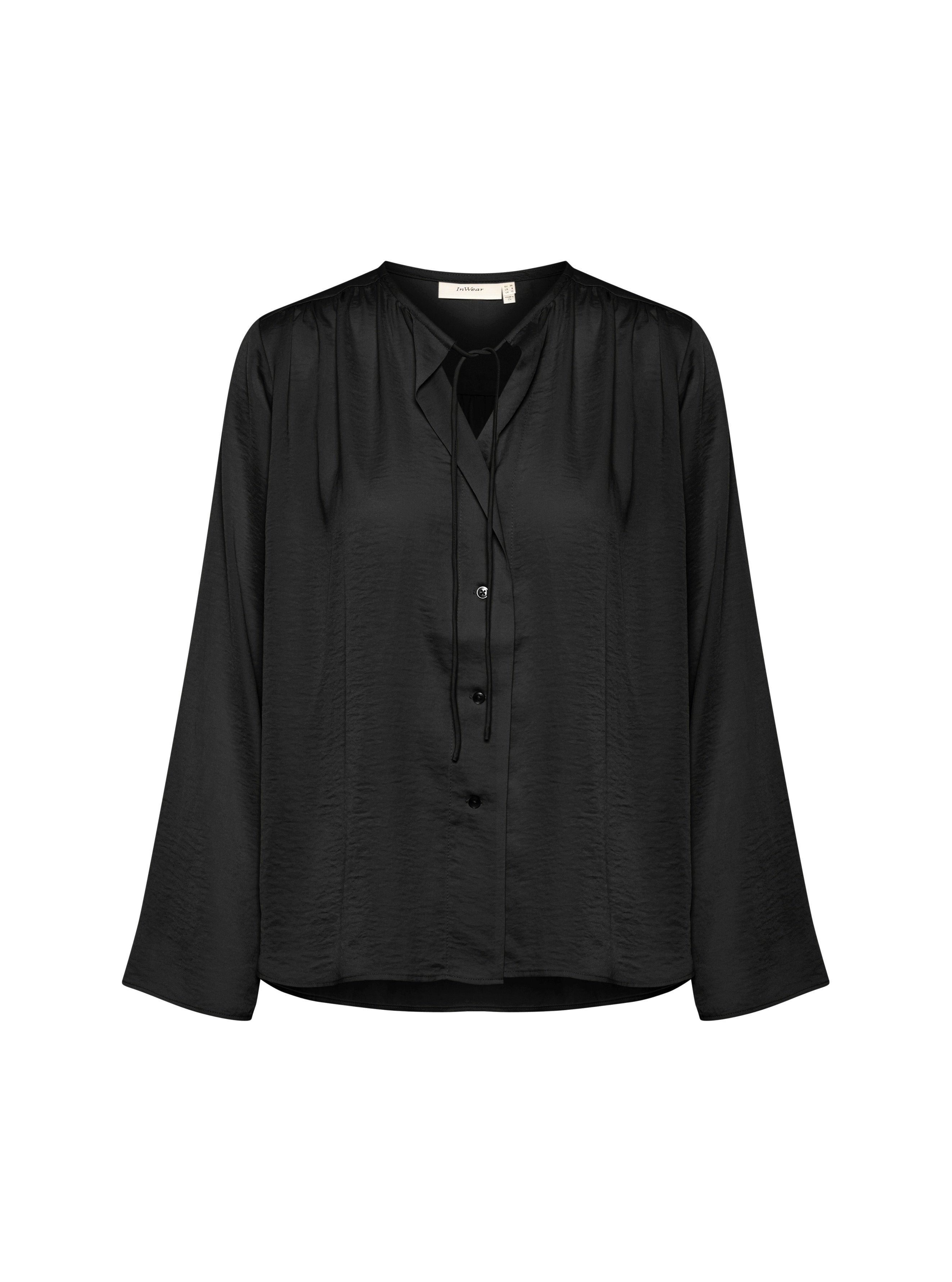 Schwarze Bluse mit langen Ärmeln aus leichtem Gewebe, mit einem V-Ausschnitt, Knopfverschluss und einem Halstuch, sowie einer leicht strukturierten Oberfläche.