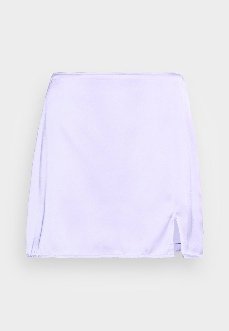 Lila satin Minirock mit glatter Textur, geradem Schnitt und seitlichem Schlitz für zusätzlichen Stil.
