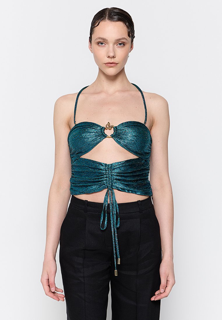 Emeraudgrünes, mit Pailletten besetztes Top mit einem Neckholder-Ausschnitt, ausgeschnittenem Zentrum, gerafftem Bund und verstellbaren Bindebändern, das goldene Hardware-Details aufweist.