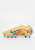 Leuchtend orangefarbener Fußballschuh mit blauen Akzenten, strukturierter Oberfläche und stromlinienförmigem Design. Verfügt über sechs Stollen für besseren Halt.