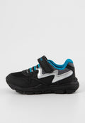 Schwarzer Kindersneaker mit einem Obermaterial aus Mesh, silbernen Akzenten, blauen elastischen Schnürsenkeln und einem Klettverschluss für einfaches An- und Ausziehen.