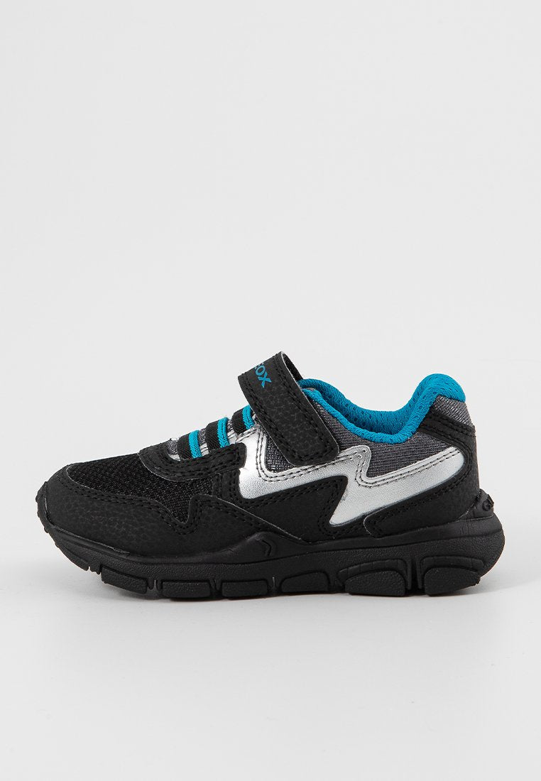 Schwarzer Kindersneaker mit einem Obermaterial aus Mesh, silbernen Akzenten, blauen elastischen Schnürsenkeln und einem Klettverschluss für einfaches An- und Ausziehen.
