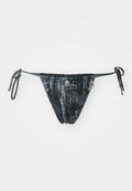 Schwarze Denim-Bikiniunterteil mit Bindebändern, ausgestattet mit einem angenähten, faux Taschen-Detail und metallischen Akzenten. Texturiert mit einem abgenutzten Look.