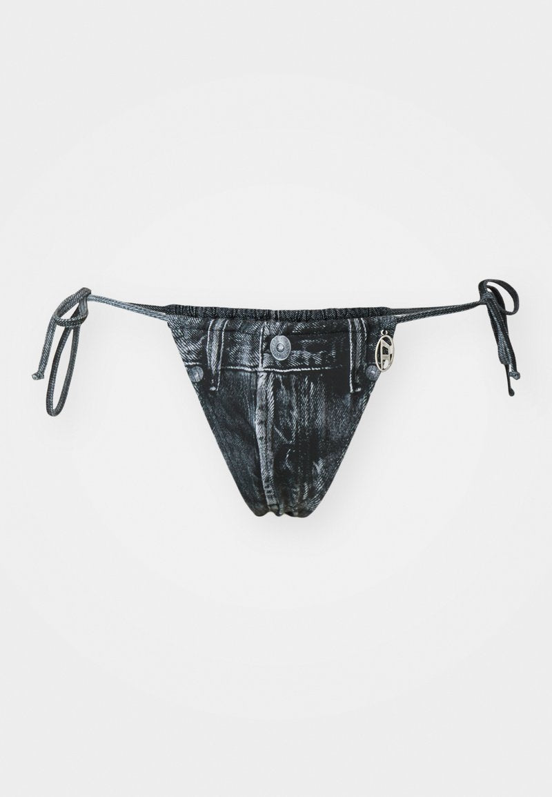 Schwarze Denim-Bikiniunterteil mit Bindebändern, ausgestattet mit einem angenähten, faux Taschen-Detail und metallischen Akzenten. Texturiert mit einem abgenutzten Look.