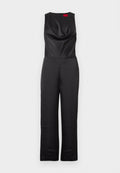 Schwarzer Jumpsuit mit ärmellosem Design, Wasserfallausschnitt und einem Reißverschluss auf der Rückseite. Hergestellt aus glattem Stoff mit taillierter Passform und weiten Beinen.