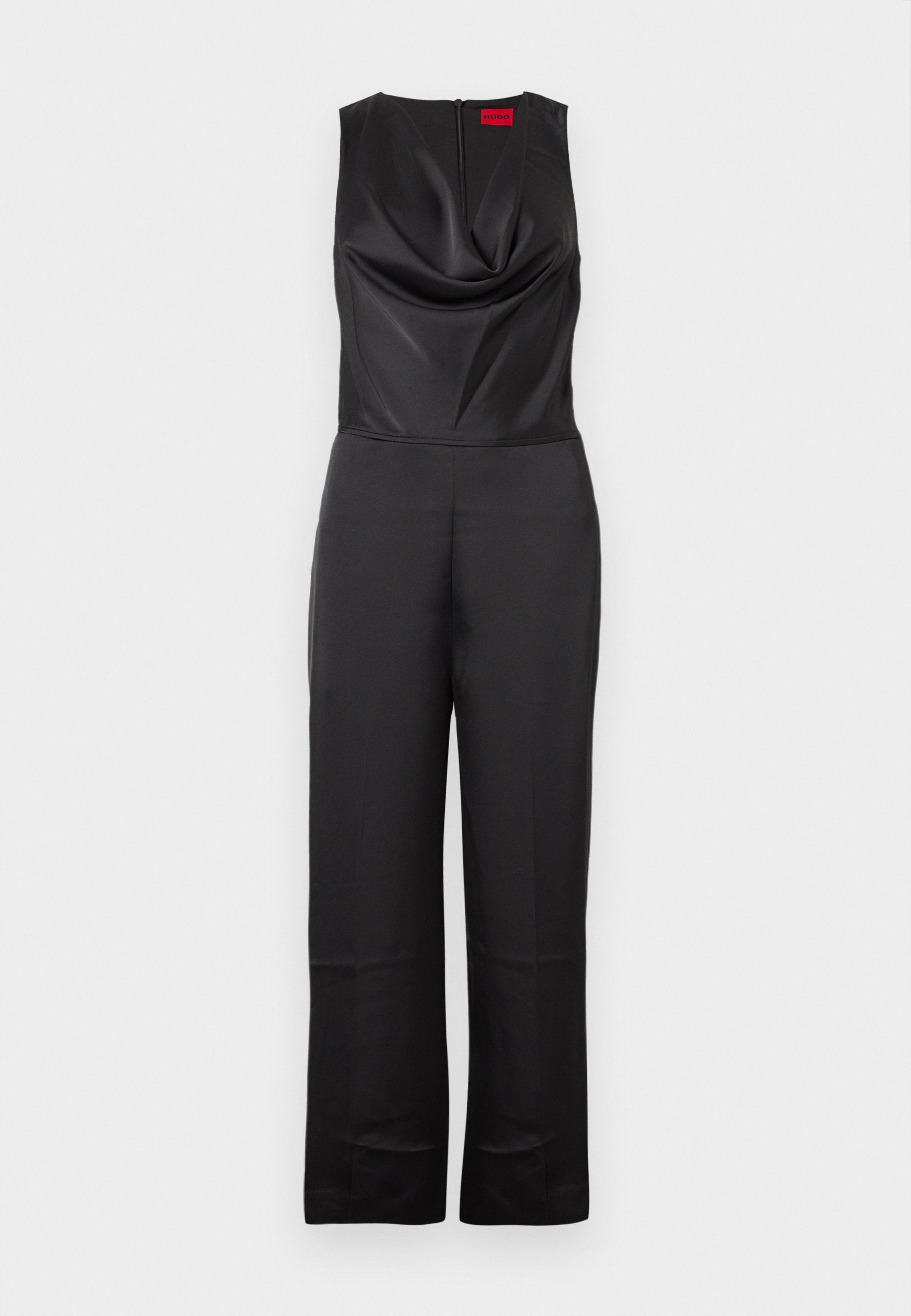 Schwarzer Jumpsuit mit ärmellosem Design, Wasserfallausschnitt und einem Reißverschluss auf der Rückseite. Hergestellt aus glattem Stoff mit taillierter Passform und weiten Beinen.