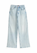 Helle blaue Denim-Hose mit weitem Bein und hohem Bund, zwei vorderen Taschen und rohem Saum. Mit leichter Ausbleichung und klassischem Knopfverschluss.