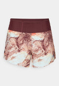 Kurze Sportshorts mit einem kastanienbraunen Bund und einem strukturierten Muster in Rot-, Orange- und Blautönen. Leichter Stoff mit seitlichen Schlitzen.
