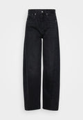 Schwarze Jeans mit weitem Bein, hoher Taille, fünf Taschen, silbernen Knopf- und Nietenakzenten, glatter Textur und kontrastierenden Nähten.