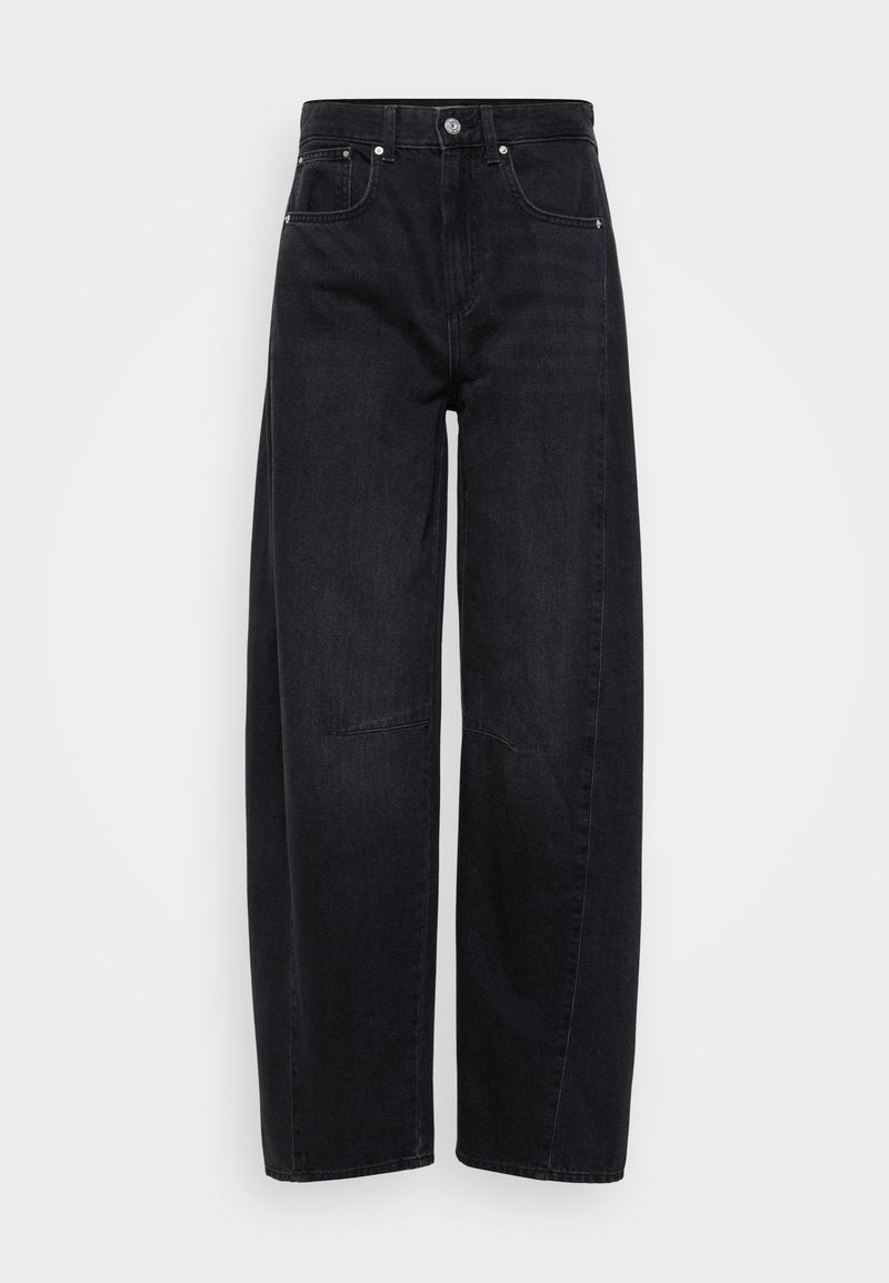 Schwarze Jeans mit weitem Bein, hoher Taille, fünf Taschen, silbernen Knopf- und Nietenakzenten, glatter Textur und kontrastierenden Nähten.