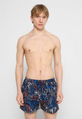Schwimmshorts mit floralem Muster, auf blauem Hintergrund, elastischem Bund und roten sowie weißen Akzenten. Hergestellt aus leichtem Stoff, knielanger Schnitt.