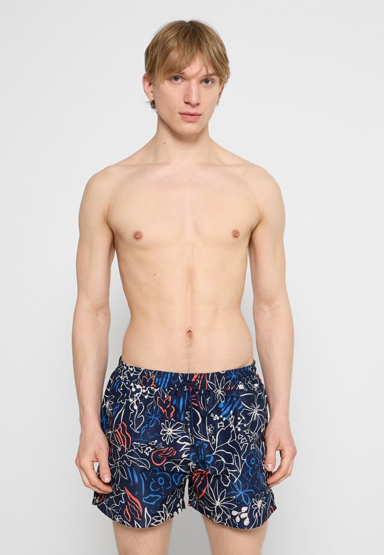 Schwimmshorts mit floralem Muster, auf blauem Hintergrund, elastischem Bund und roten sowie weißen Akzenten. Hergestellt aus leichtem Stoff, knielanger Schnitt.