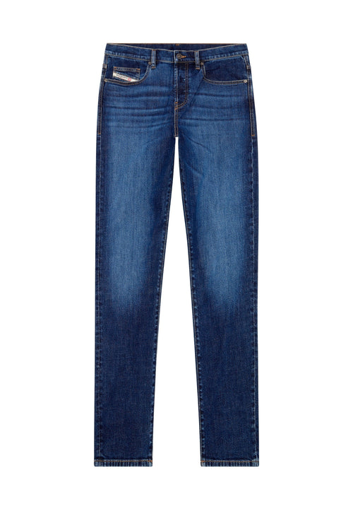 Dunkelblaue Denim-Jeans mit geradem Bein, ausgestattet mit Kontrastnähten, fünf Taschen und einem Reißverschluss. Glatte Textur, ohne erkennbare Muster.