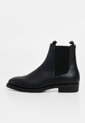 Schwarze Leder Chelsea-Stiefel mit elastischen Seitenpanels, abgerundeter Zehenpartie und Ziehlaschen. Robuste flache Gummisohle und glatte Textur.
