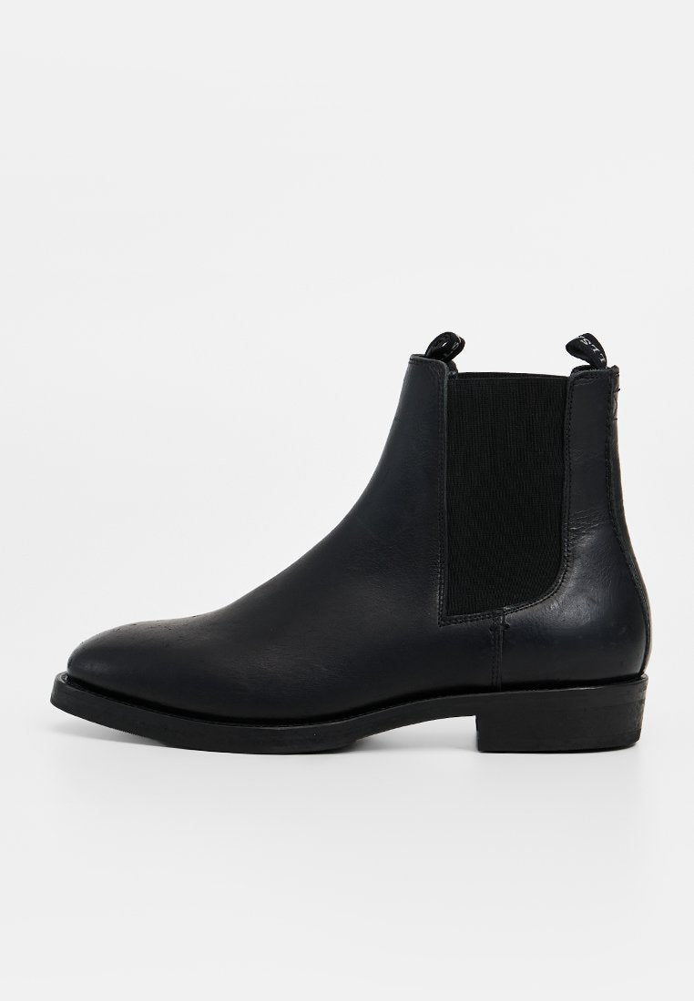 Schwarze Leder Chelsea-Stiefel mit elastischen Seitenpanels, abgerundeter Zehenpartie und Ziehlaschen. Robuste flache Gummisohle und glatte Textur.