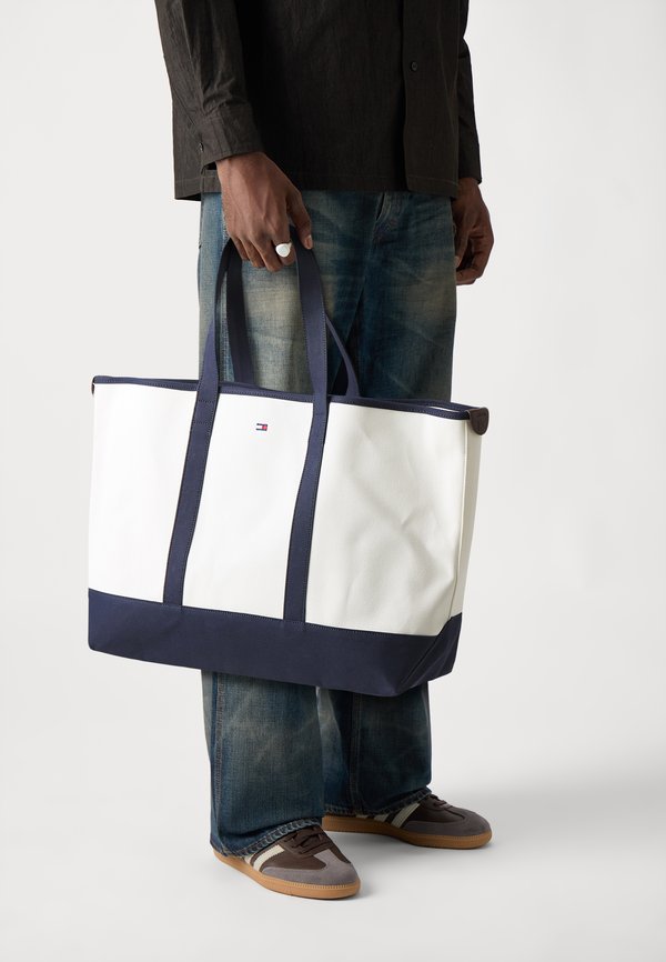 Tommy Hilfiger SUMMER TOTE - Tote bag - white / preppy navy