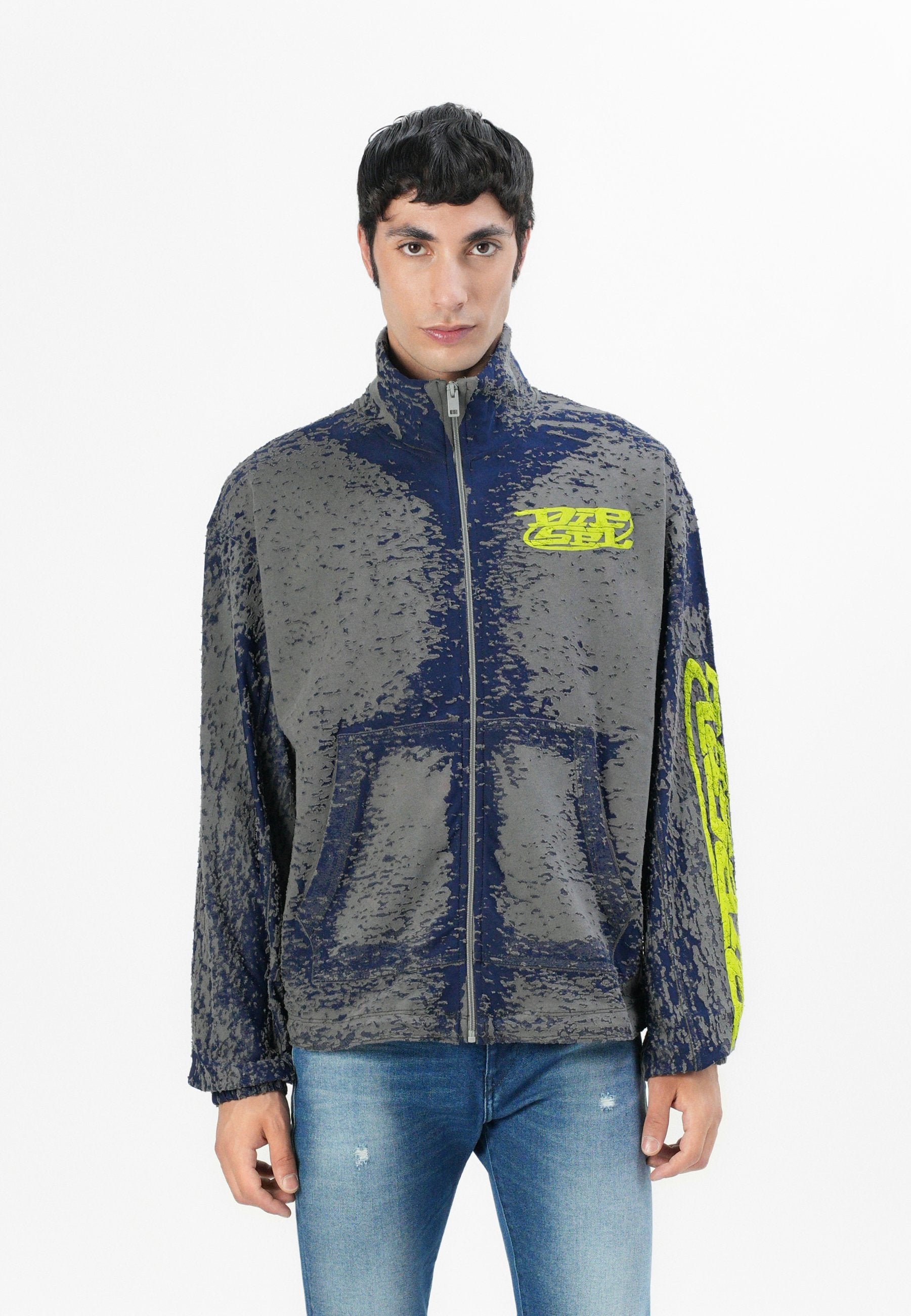 Gepolsterte Jacke in Grau und Marineblau mit strukturiertem Muster und neon-gelbem Logo. Kimonoärmel, Vordertaschen und hoher Kragen.