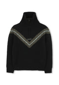 Schwarzer Strickpullover mit hohem Rippkragen, halbem Reißverschluss, Chevron-Streifen in Grau und Hellblau sowie dem mittig unter dem Kragen platzierten "HUGO"-Logo.