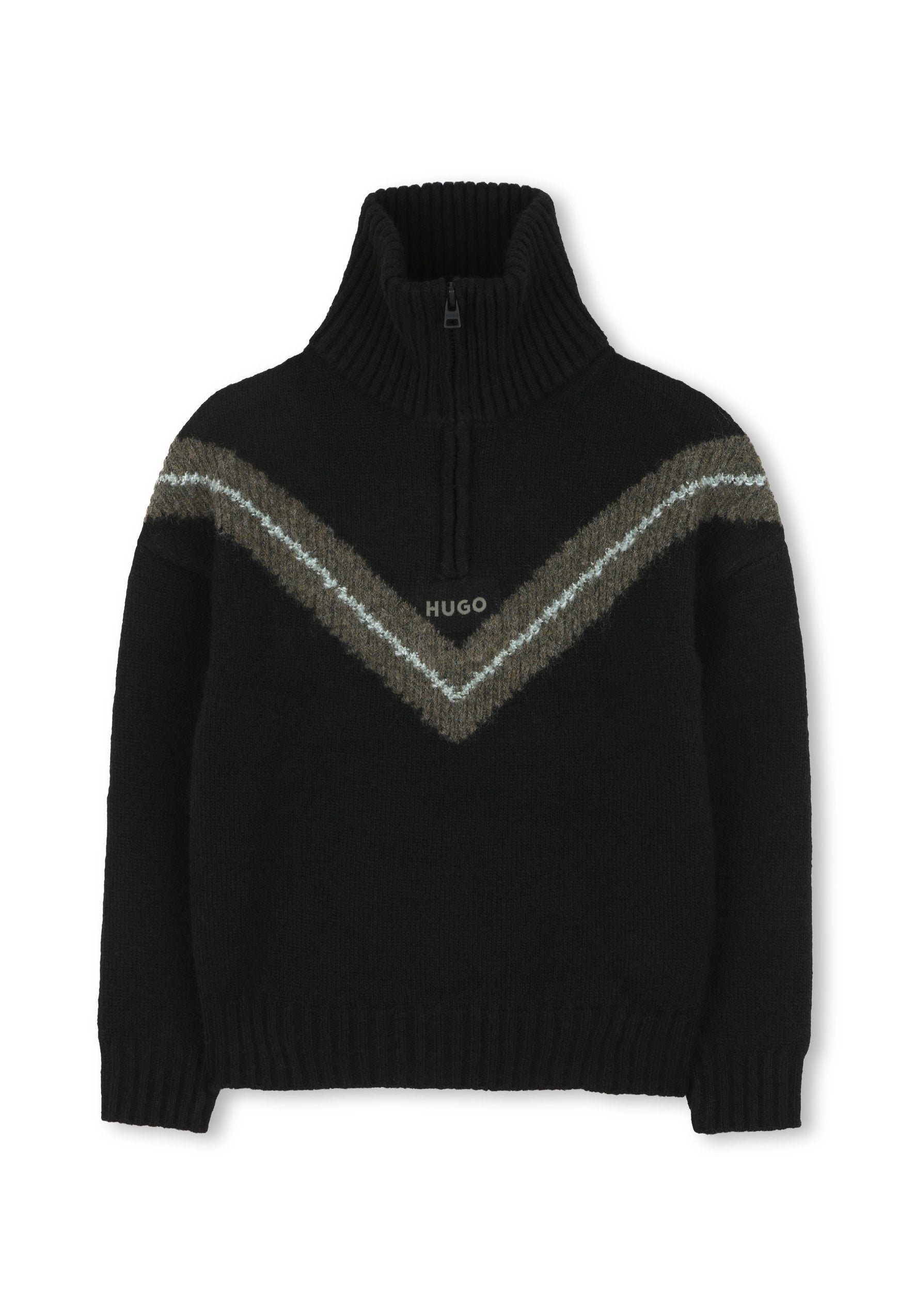 Schwarzer Strickpullover mit hohem Rippkragen, halbem Reißverschluss, Chevron-Streifen in Grau und Hellblau sowie dem mittig unter dem Kragen platzierten "HUGO"-Logo.
