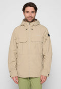Hellebeige Jacke mit Kapuze, zwei Brusttaschen, Reißverschluss vorne und verstellbaren Manschetten. Hergestellt aus einem leichten, strukturierten Stoff.